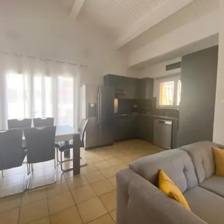Villa Piscine Chauffee Proche Et Commerces 10schw1 *