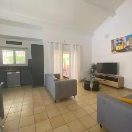 Villa Piscine Chauffee Proche Et Commerces 10schw1 *